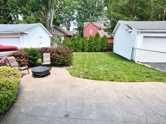 5th image of 443 Roslyn Ave
