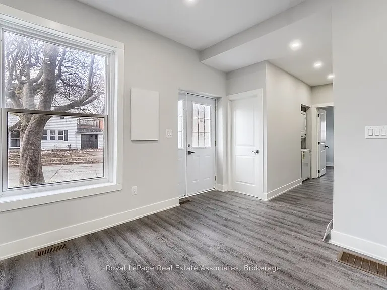 39 Welland Ave S #1 — Photo 5
