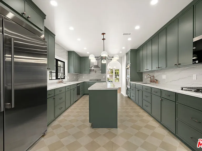 211 S Formosa Ave — Photo 7