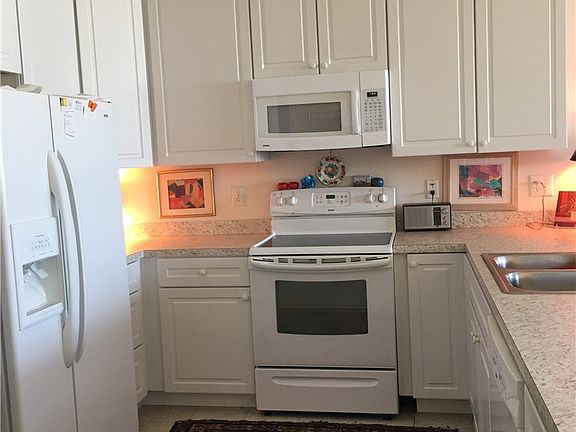 Galley Kitchen/many Cabinets