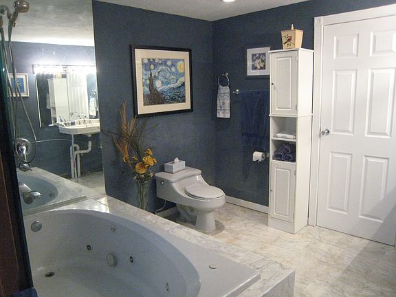 Master bath/jacuzzi