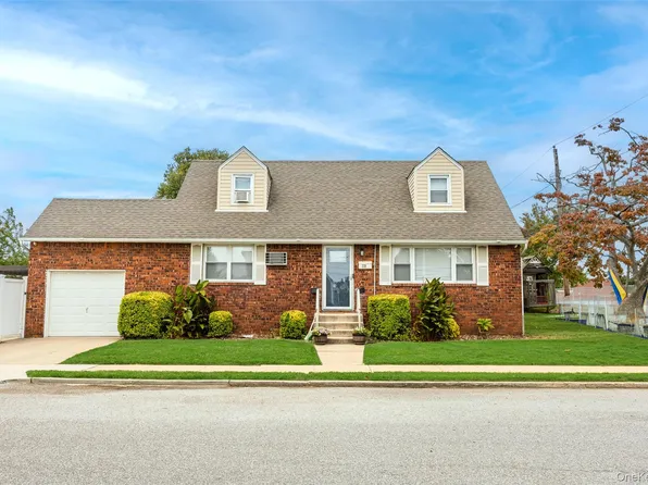 328 1st Avenue, Lindenhurst, NY 11757