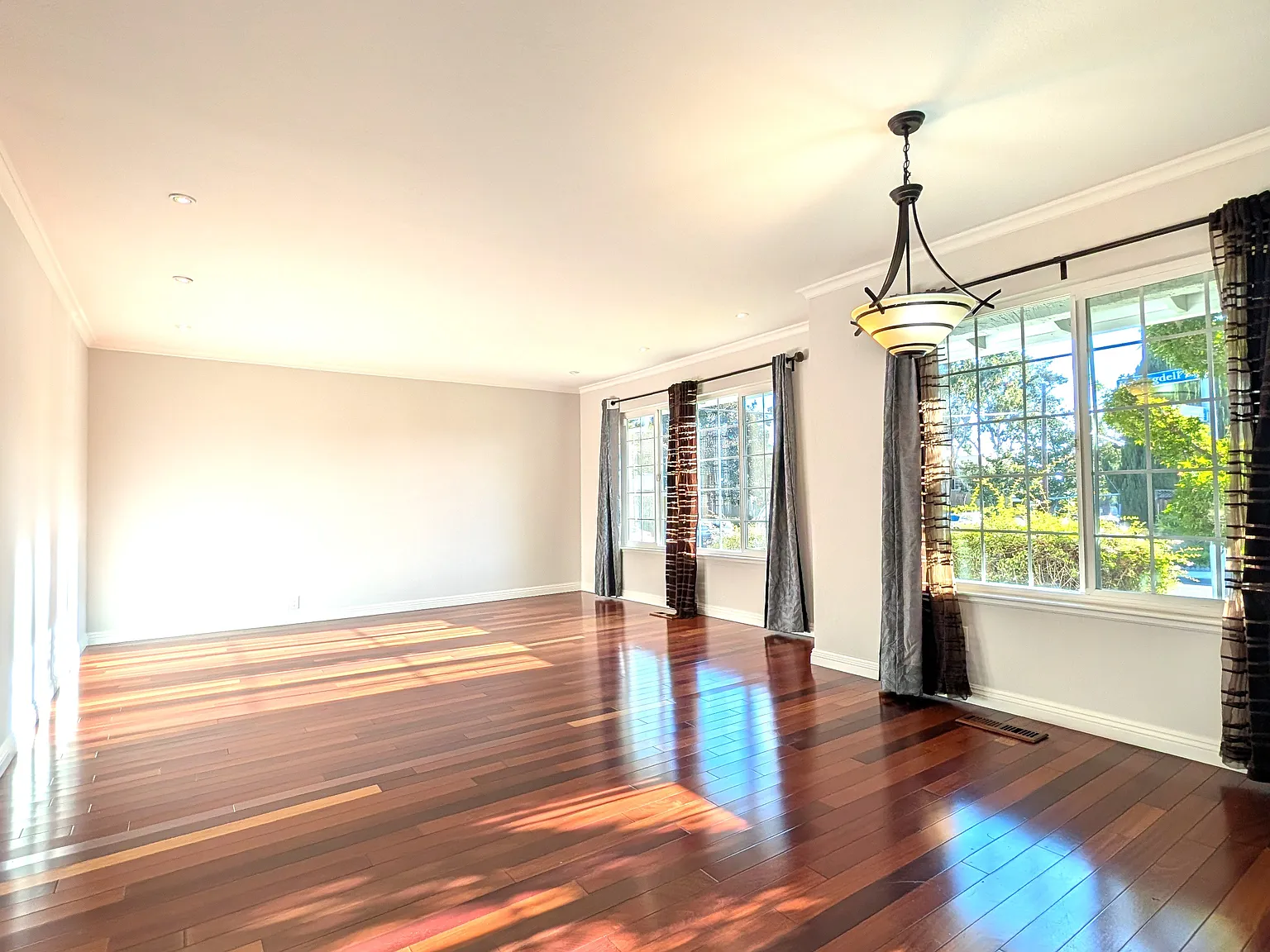 4 bed, 2.5 bath, 2100 sqft, $7,000 — Photo 3