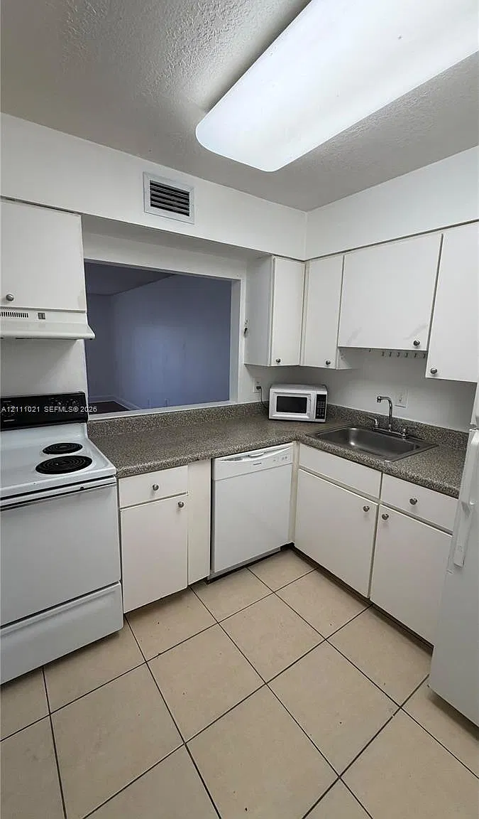 Doral Gardens Ii Condo — Photo 2