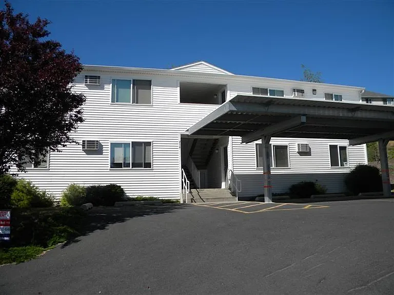450 NW Parr Dr #2 — Photo 1