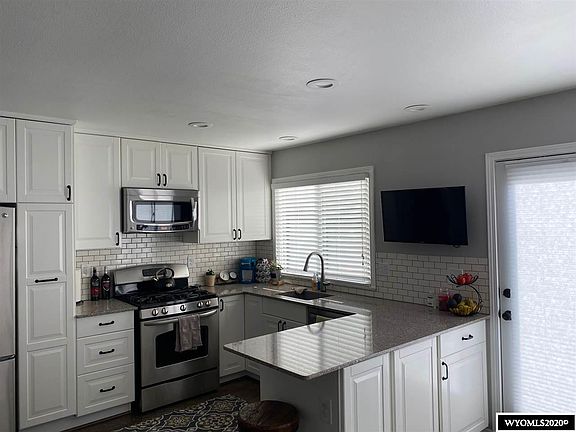 3rd image of 918 Eisenhower Dr