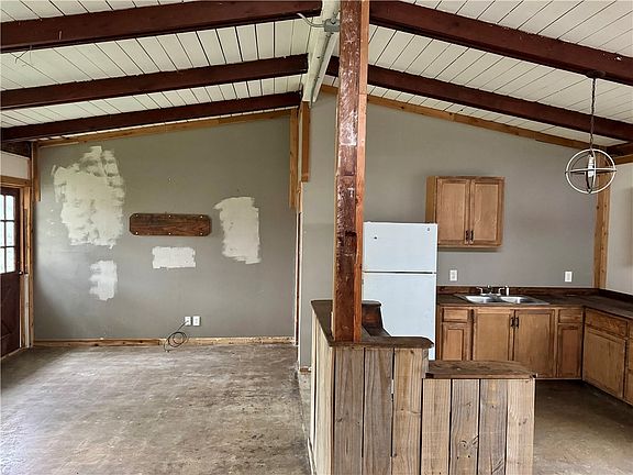 4th image of 718 E Copano St