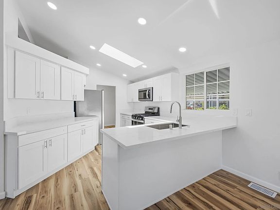 4th image of 2550 E Valley Pkwy Space 77