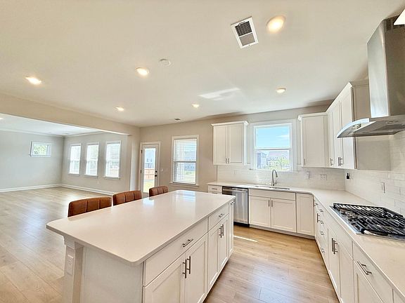 5th image of 113 Hiddenite Pl