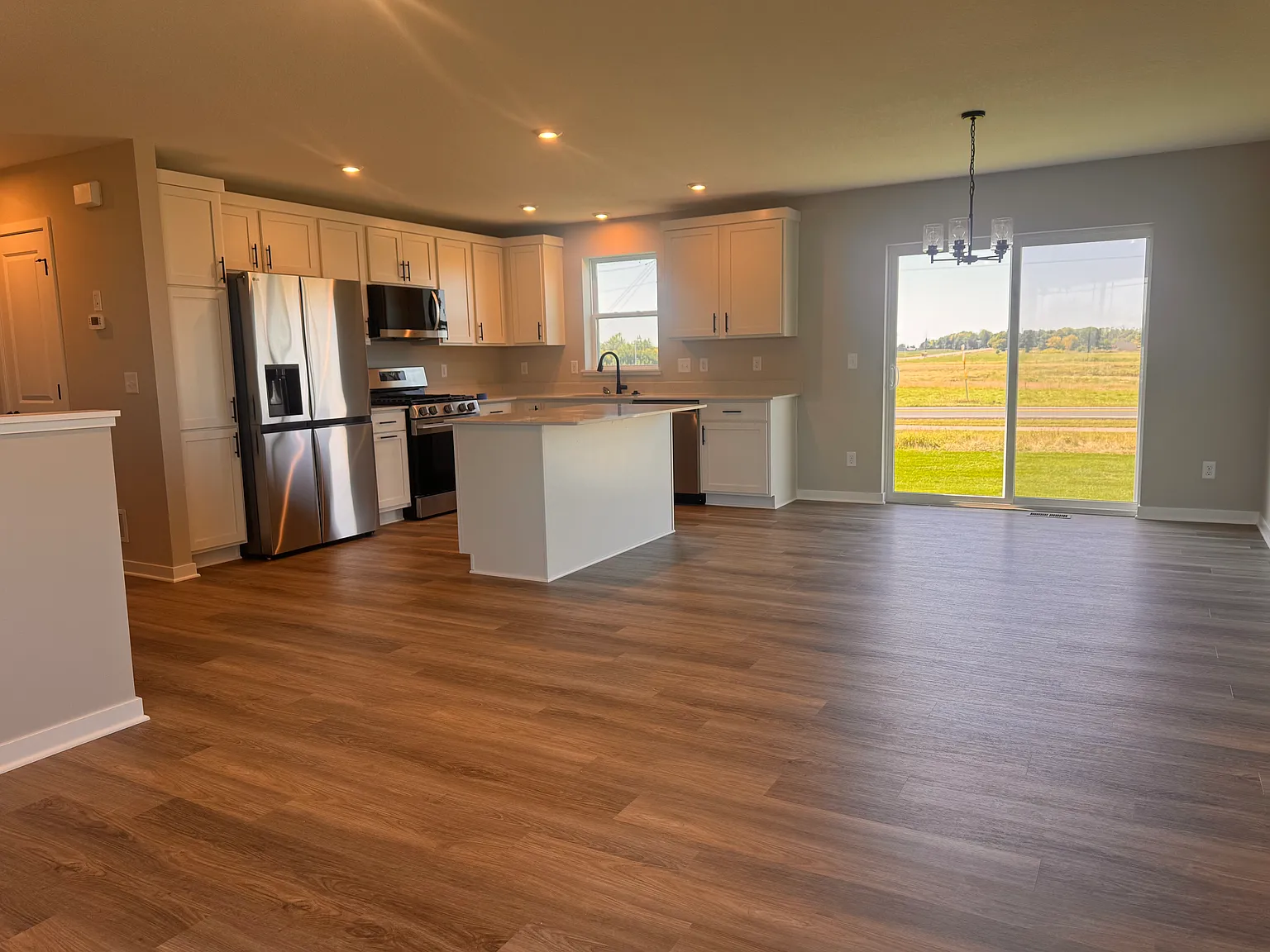 4 bed, 1989 sqft, $2,725 — Photo 4