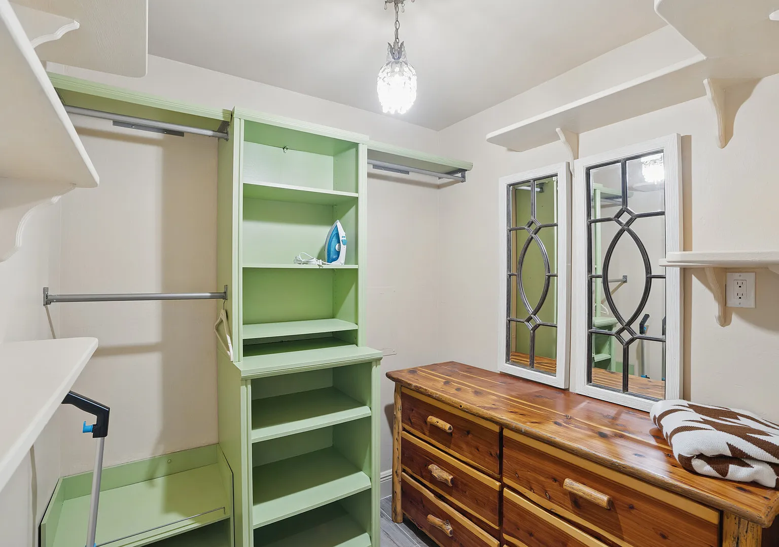 Peach Retreat - Two Bedroom Suite — Photo 4