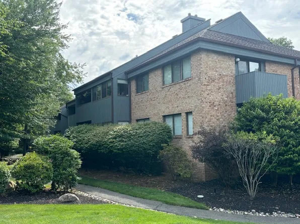 3221 Hilltop Rd, Mahwah, NJ 07430