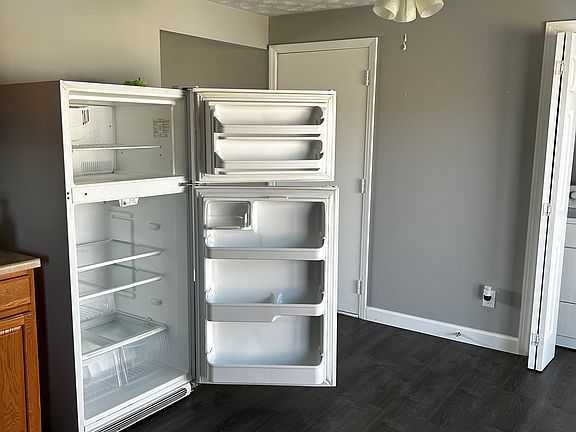 5th image of 375 Cambridge Dr