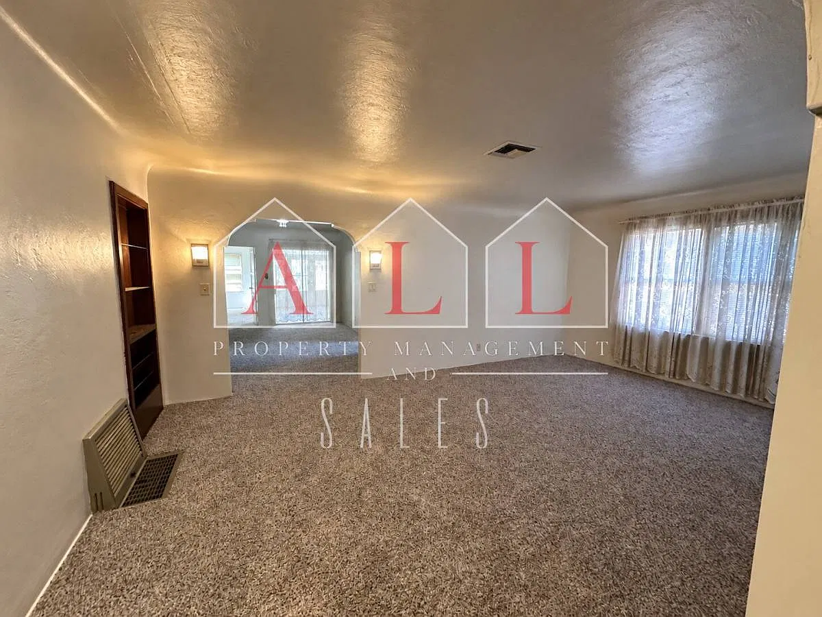2520 La Siesta Dr in Bakersfield, CA 93305 — Photo 2
