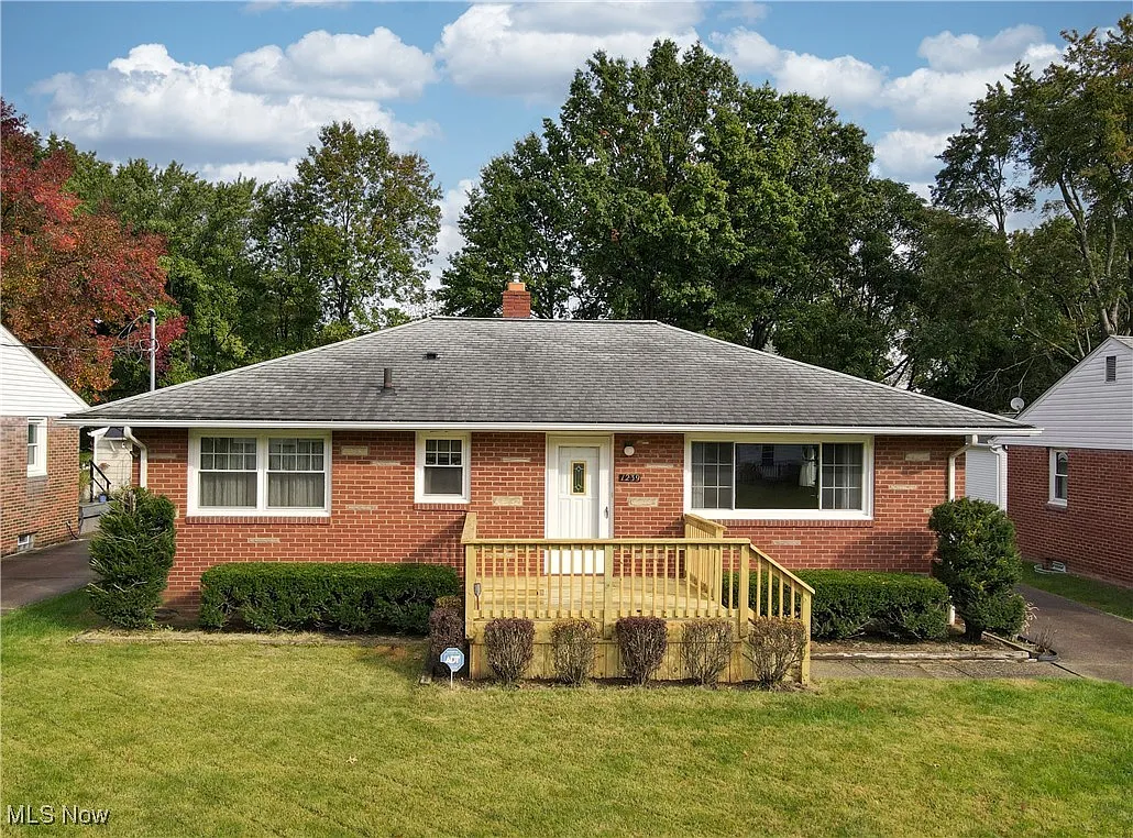 1239 Treasch Dr photo 1
