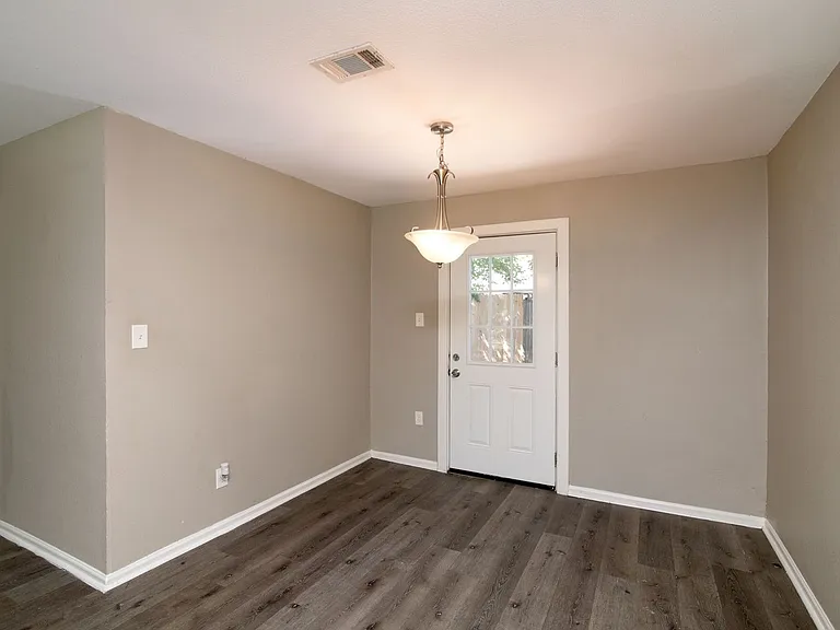 207 Hackberry St — Photo 6