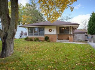 7370 N Iroquois Rd, Fox Pt, WI 53217