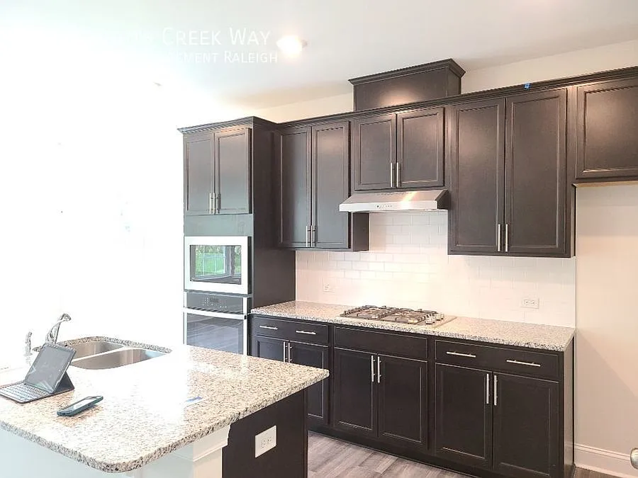 4 bed, 2370 sqft, $2,525 — Photo 2