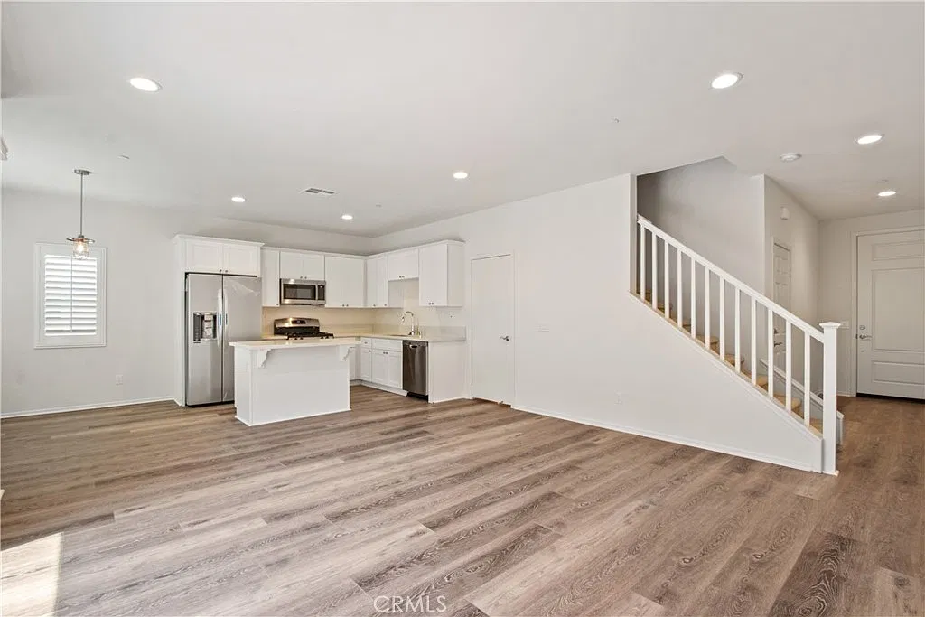 3 bed, 2.5 bath, 1723 sqft, $3,450 — Photo 3