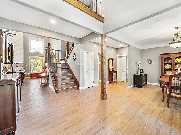 4th image of 502 Lakeside Ln