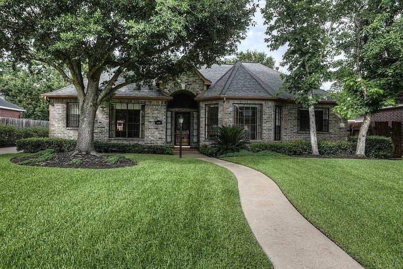 Front Yard
						:
						Well kept, very manageable