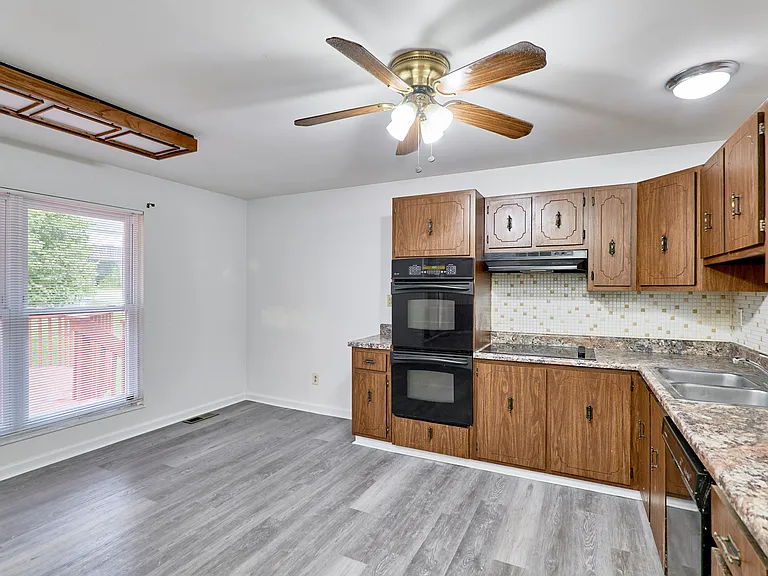 1815 Lakemont Ln — Photo 9