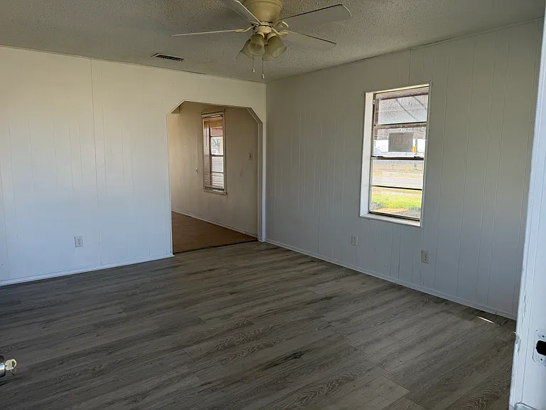 1008 N Avenue J — Photo 4