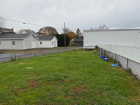Exterior Neighborhood (street photo)