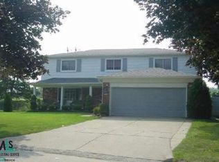 29048 E Nottingham Cir, Warren, MI 48092