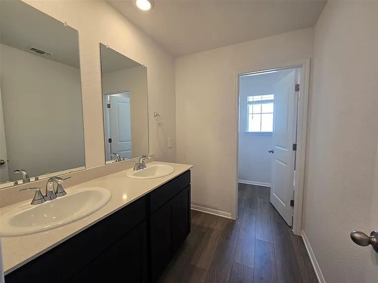 715 Universal Dr — Photo 34