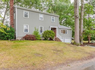 27 Oak Ln, Somerset, MA 02726