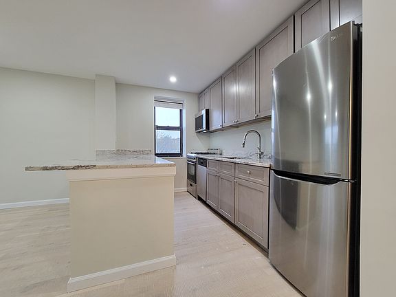 3rd image of 829 Greenwood Ave APT 5P