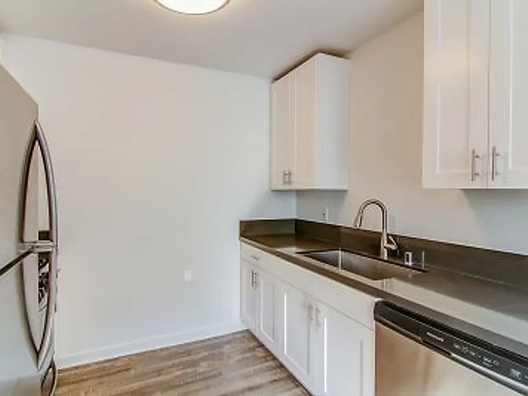 570 N Los Robles Ave — Photo 30