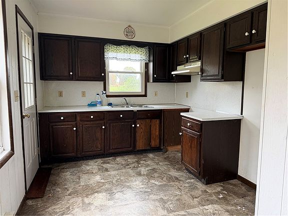 4th image of 1051 E Lake Rd