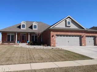 8 Caladonia Ct, Bloomington, IL 61704