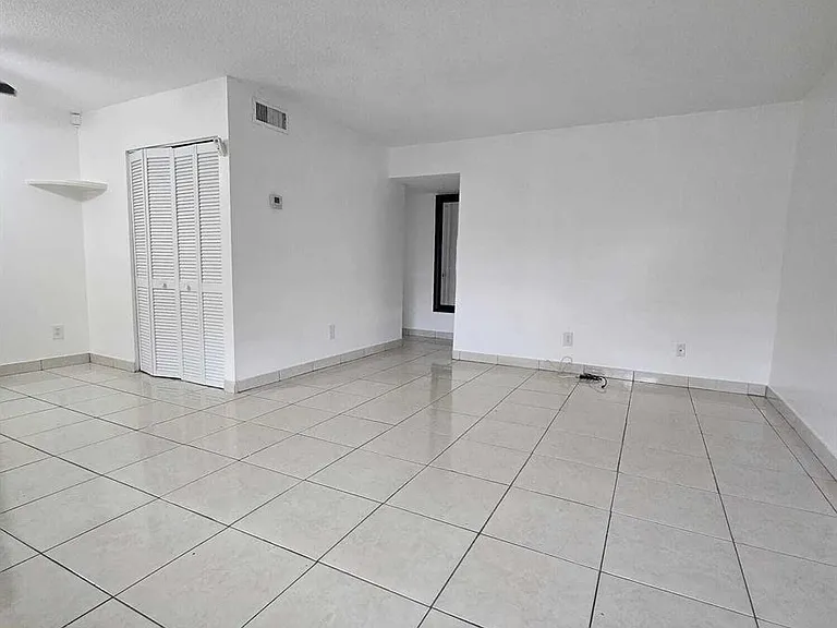 1201 SW 52nd Ave #202-2 — Photo 4
