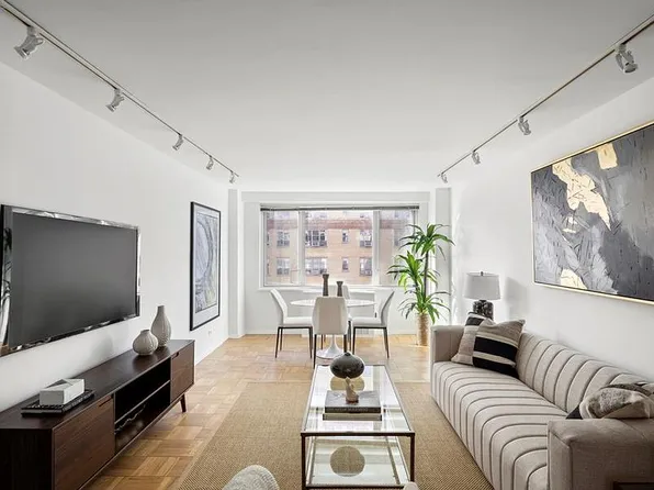 301 E 22nd St APT 12D, New York, NY 10010