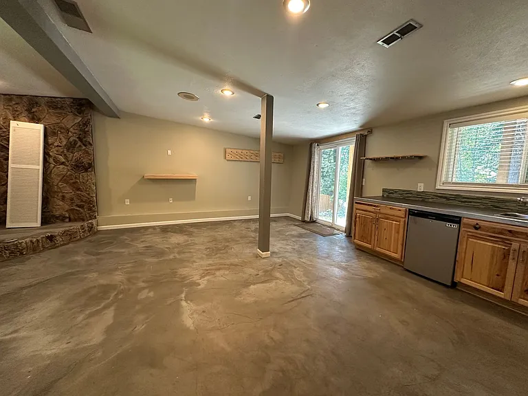 1479 Greenville Dr — Photo 34