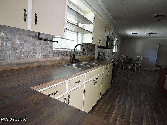 4th image of 2111 Country Club Dr