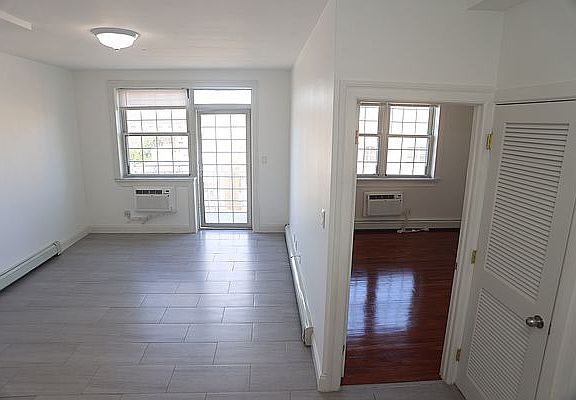 3rd image of 2534 36th St APT 4R