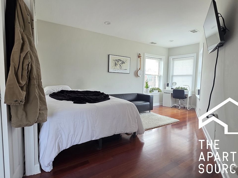 1st image of 2048 W Touhy Ave APT 3
