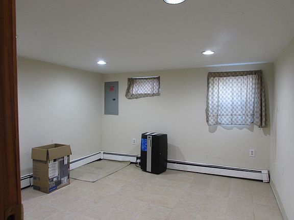 5th image of 828 Windmill Ave #1
