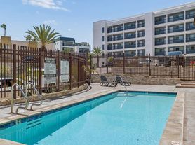 Pacific Heights II, 2 beds  1.0 baths (868 sqft)