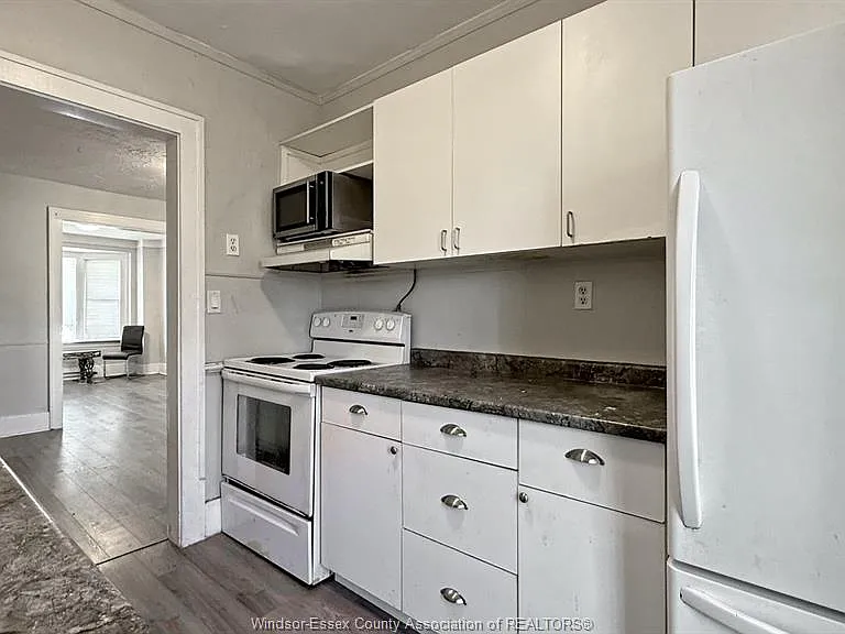 1424 Wyandotte St W — Photo 15