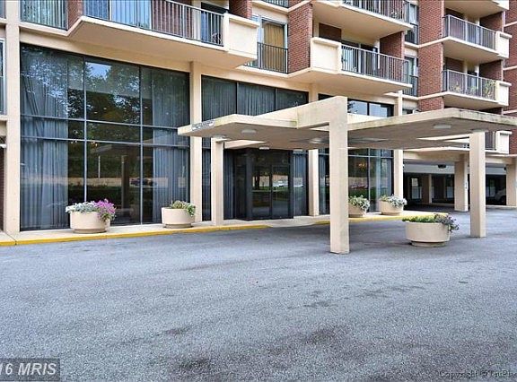 3rd image of 1300 Army Navy Dr APT 1028