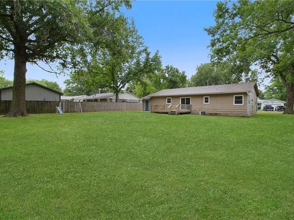 301 E 3rd St, Altamont, KS 67330