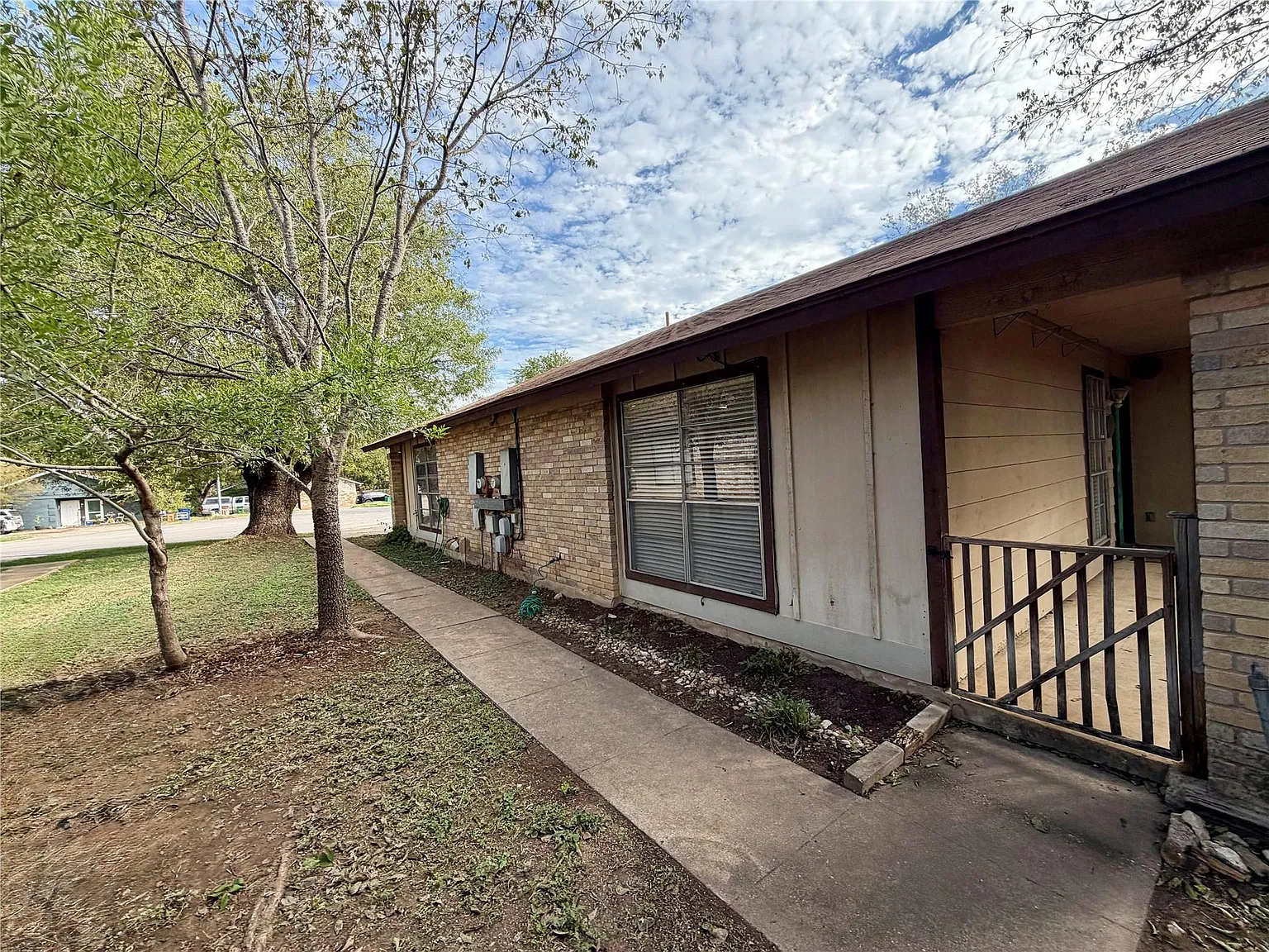 2 bed, 1.0 bath, 827 sqft, $1,325 — Photo 3