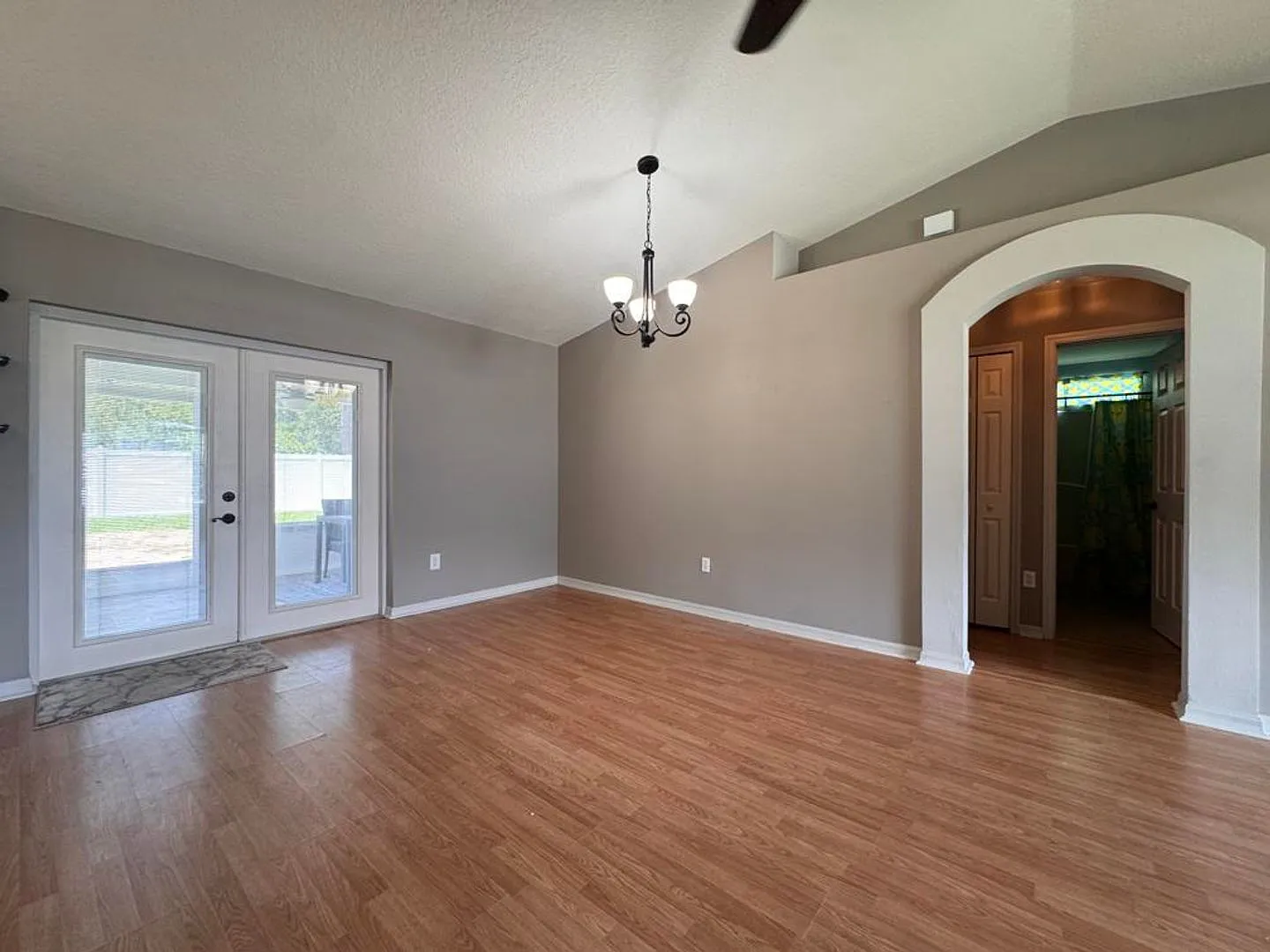 3 Bedroom in Seminole Woods — Photo 4