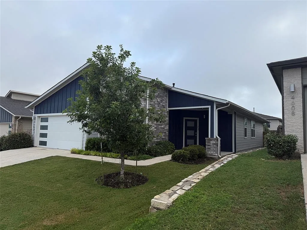 4 bed, 2.0 bath, 1861 sqft, $2,300 — Photo 3