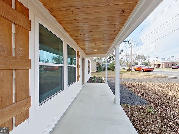 3rd image of 1021 11th Ave NW